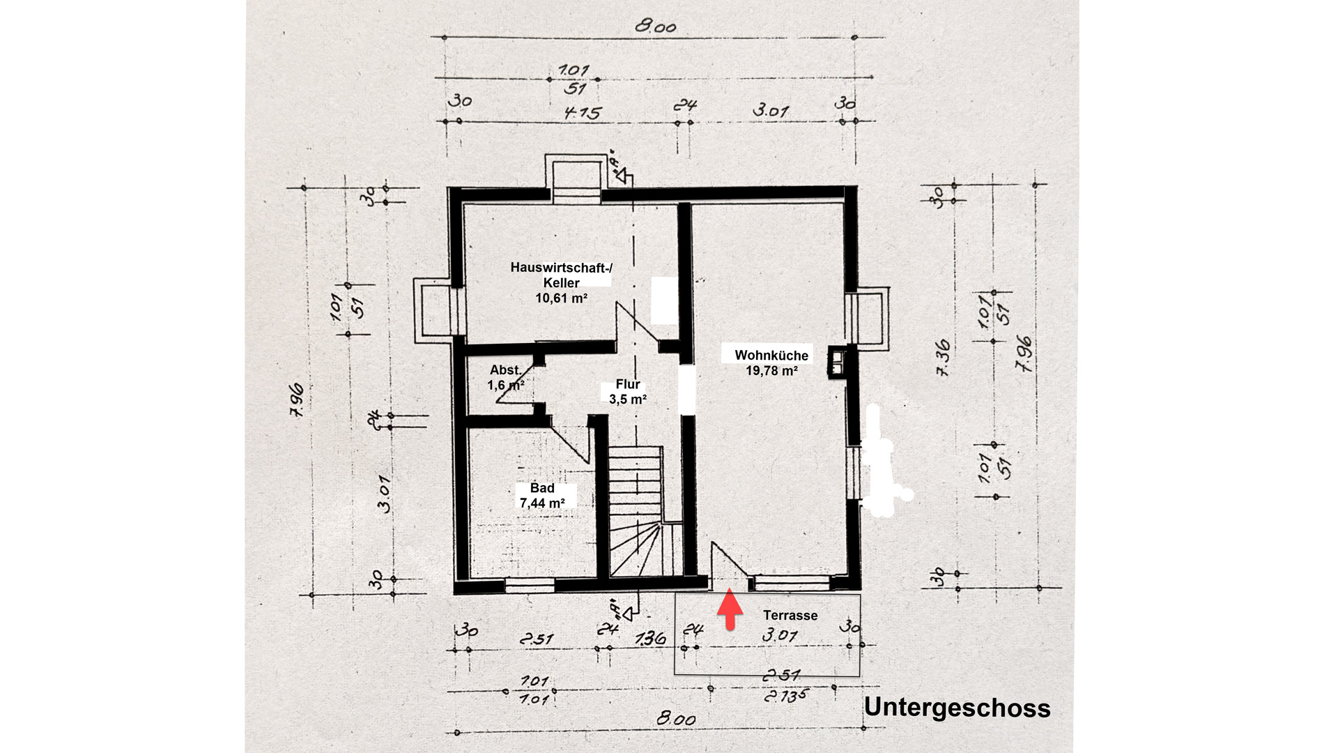 Reichshof-Buchen: Mit Wohnmobil-Carport und 642 m² eingezäuntem Grundstück, UG: Wohnküche mit Terrasse, Bad und HSW-/Abstellr.